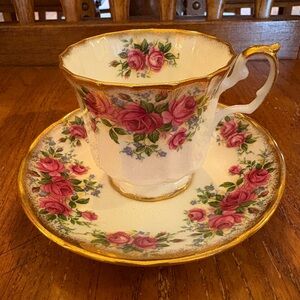 Elizabethan Fine Bone China Teacup & Saucer – Pink Roses & Gold Trim